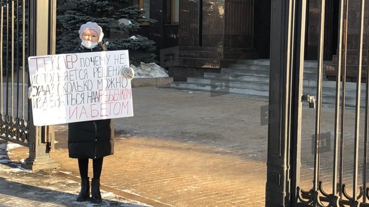 «Я и к Путину поеду»: мама больного диабетом ребенка вышла на пикет в Челябинске, требуя для сына прибор