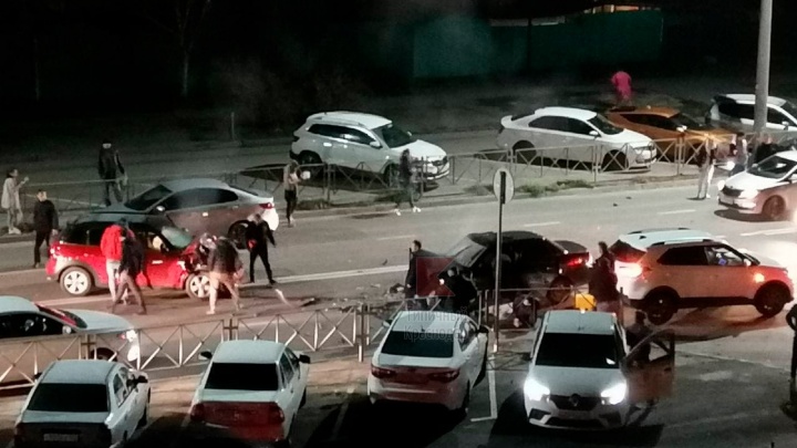 В Краснодаре на улице Старокубанской столкнулись шесть машин