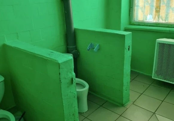 Школа Екатеринбурга участвовала в конкурсе на худший туалет. Рассказываем, что изменилось за год