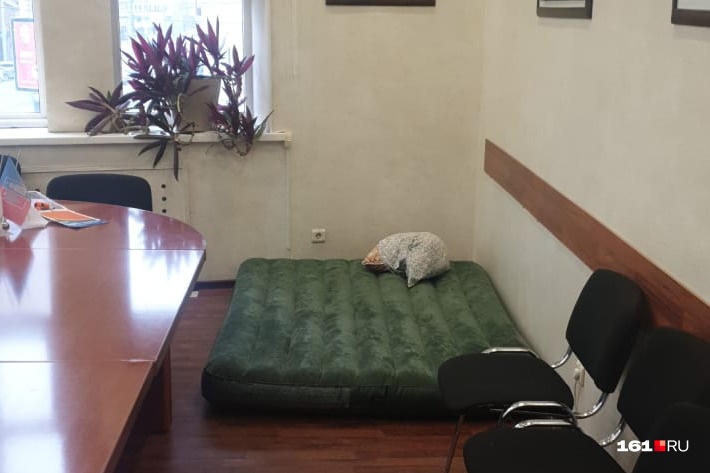 В кабинете Кубрака есть небольшой надувной матрас