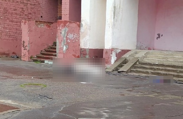 Оторвало ногу: в Ярославле у подъезда высотки нашли тело мужчины