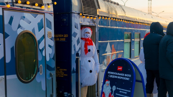 Очереди в вагоны и активности на перроне: как Архангельск встретил поезд Деда Мороза