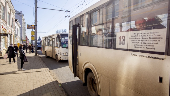 «Давай наличку или выметайся»: ярославцы пожаловались, что в автобусах перестали принимать карты
