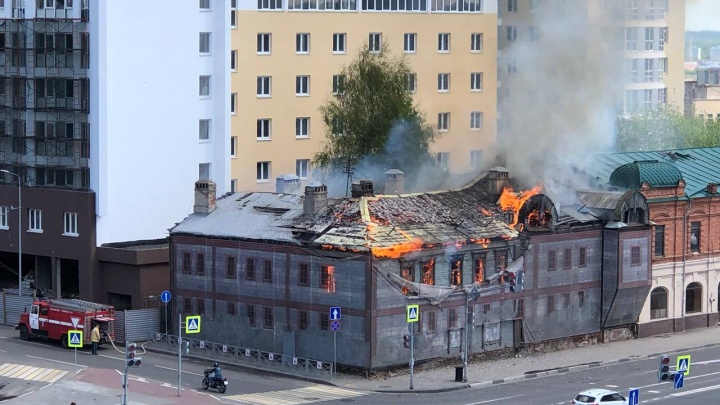 Дом Чардымова загорелся на Сенной площади в Нижнем Новгороде