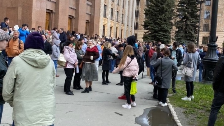 В Челябинске вместе с учениками «заминированных» школ эвакуировались студенты ЮУрГУ