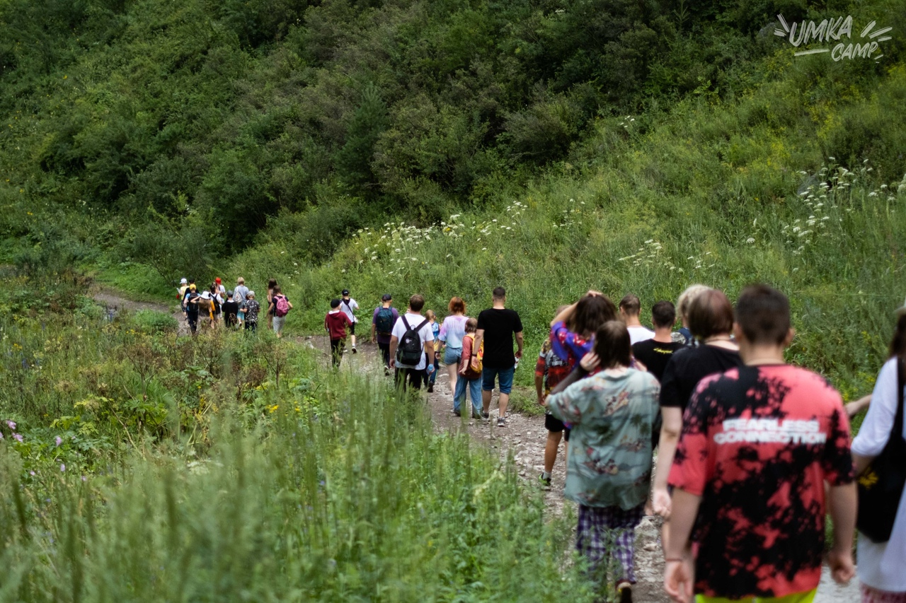 В летнем лагере UMKA Camp проходят тематические летние смены. Иногда школьников вывозят на Алтай или на Байкал