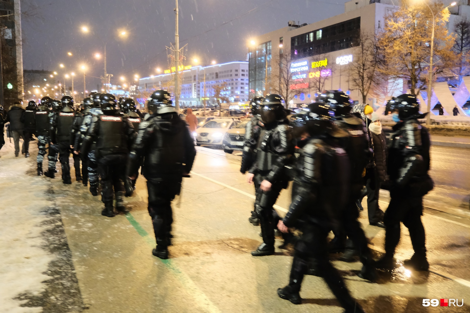 Полицейские заполнили тротуары и дорожки Полицейские заполнили тротуары и дорожки