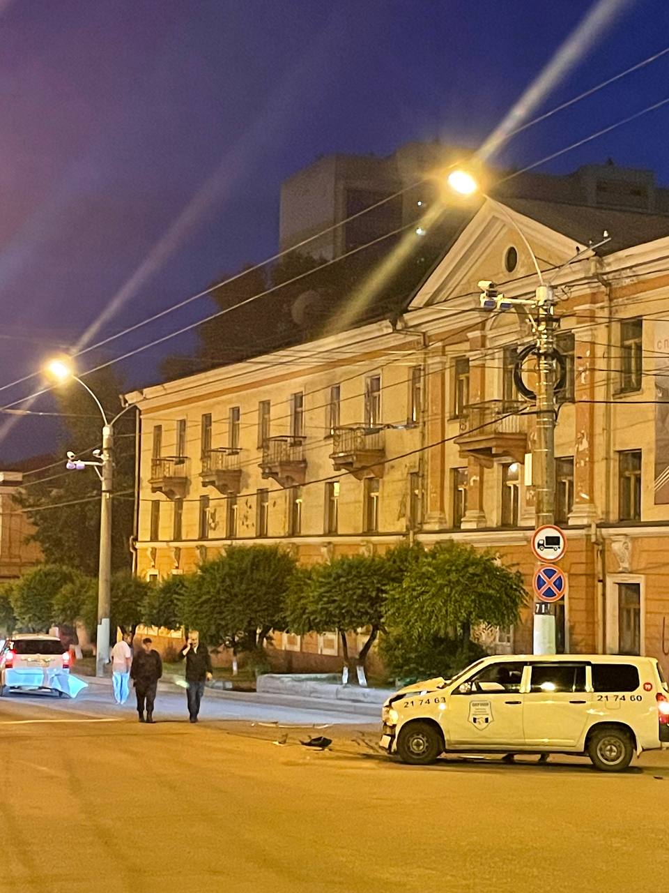 У второго автомобиля повреждена задняя часть кузова У второго автомобиля повреждена задняя часть кузова