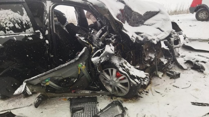 В лобовом ДТП на тюменской трассе погибли четыре человека. В их машину влетела Mazda