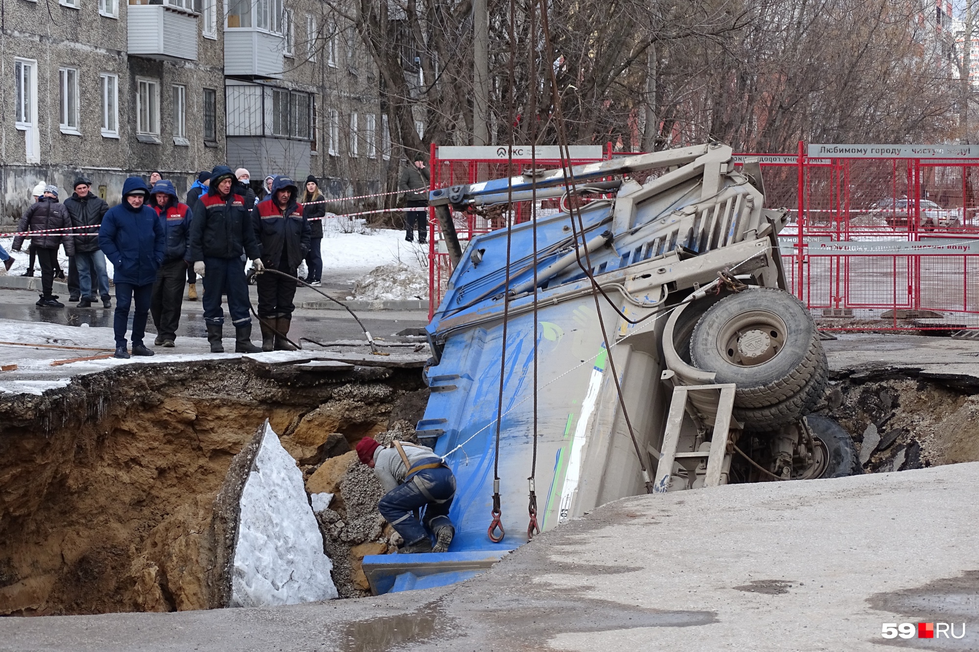 Камаз провалился под землю