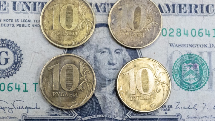 «Доллары от России мы не возьмем». Экономист из Екатеринбурга объяснил, что означает наступивший дефолт