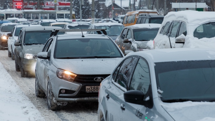 «А ведь это просто зима»: снегопад сковал неубранные дороги Волгограда десятибалльными пробками