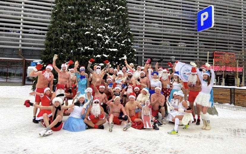 Голые Деды Морозы и Снегурочки пробежались по центру Екатеринбурга. Видео