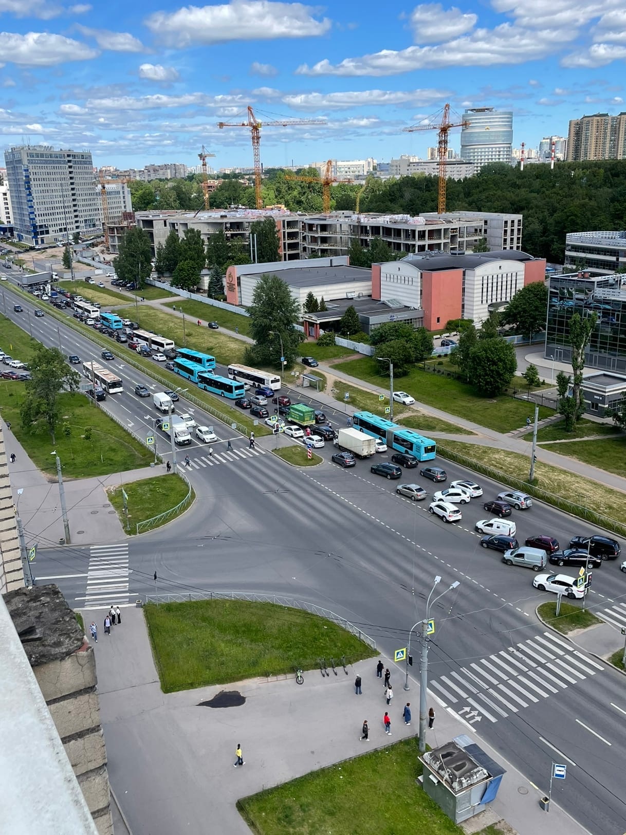 Фура полностью перегородила Коломяжский проспект в одну сторону |  22.06.2022 | Санкт-Петербург - БезФормата