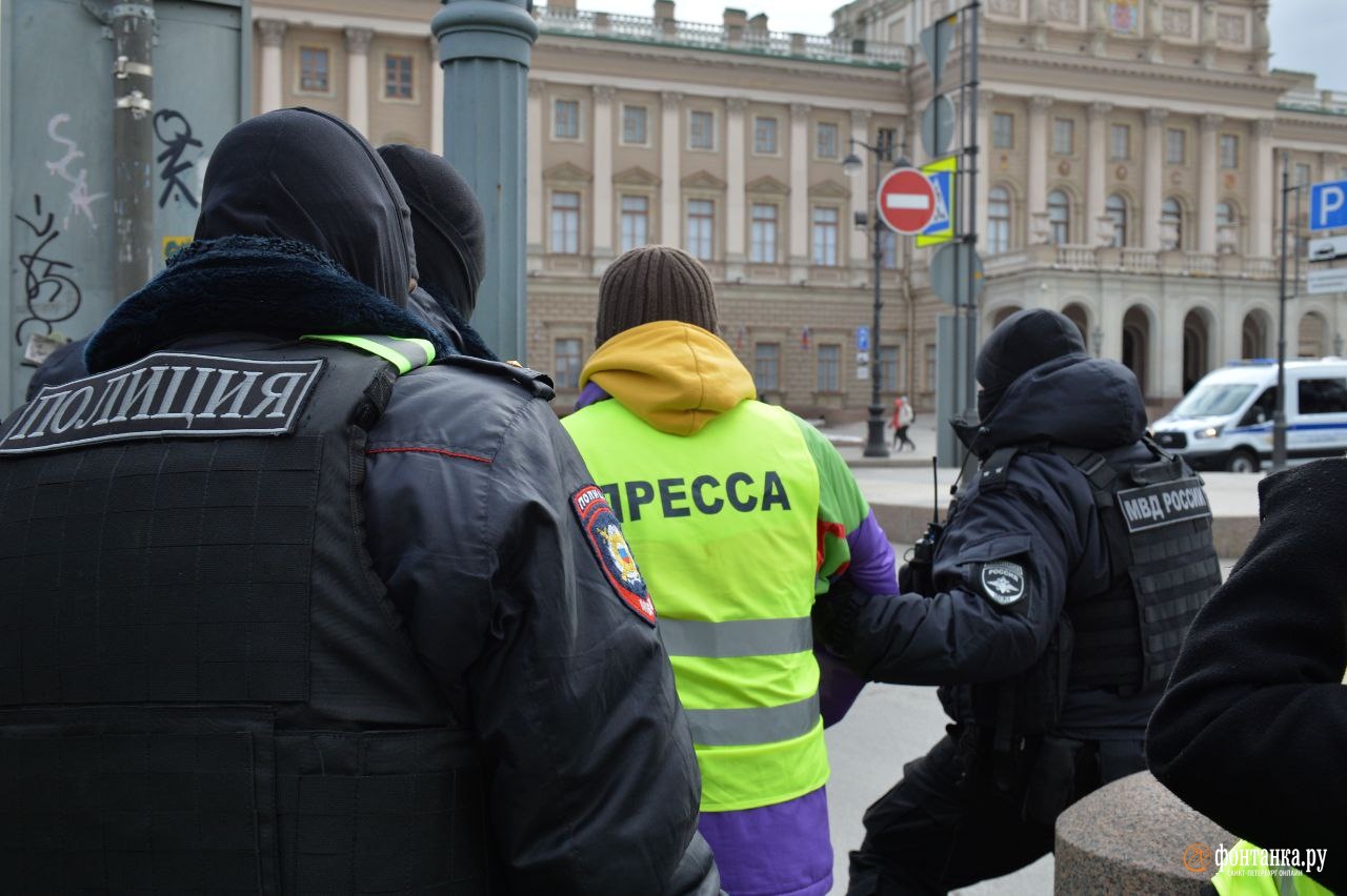 Двое корреспондентов. Пацифистский Петербург. Акция человек. Их фотографии.