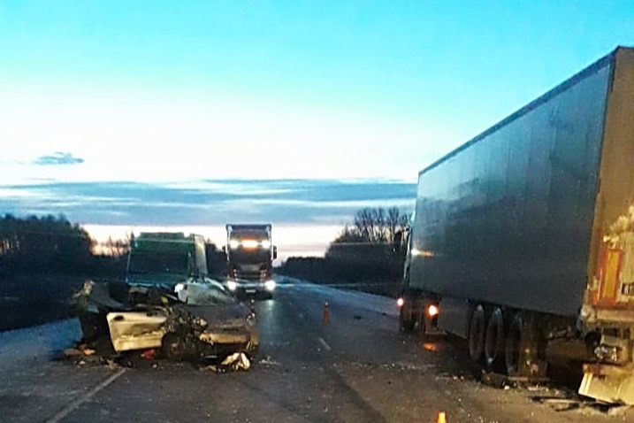 В ДТП с фурой на трассе Тюмень — Омск погиб пассажир легковушки. Водитель уснул за рулем