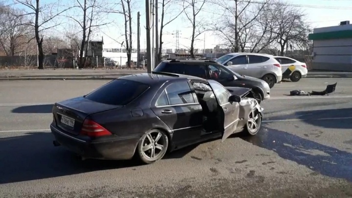 Водителей, устроивших смертельное ДТП с ранением женщины на остановке в Челябинске, отправили в СИЗО