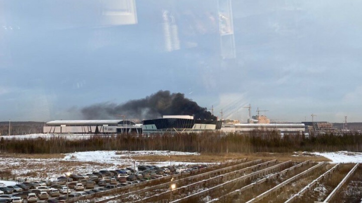 Валит черный густой дым. В Екатеринбурге загорелось общежитие Универсиады