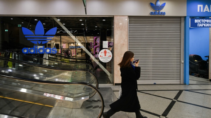 Adidas перестал платить аренду в торговом центре депутата-единоросса