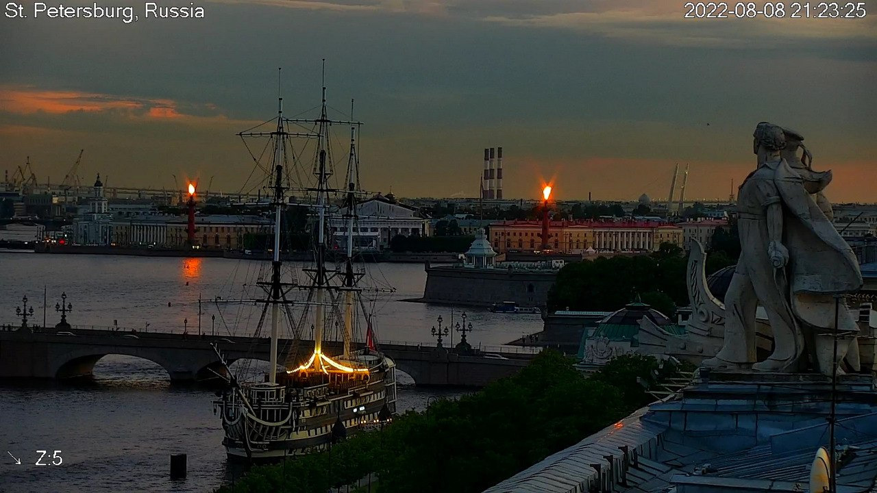 Петербург горячая. Ростральные колонны Васильевский остров. Дворец между Ростральных колонн Питер. Огонь на Ростральных колоннах в Санкт Петербурге. Горящие Ростральные колонны.