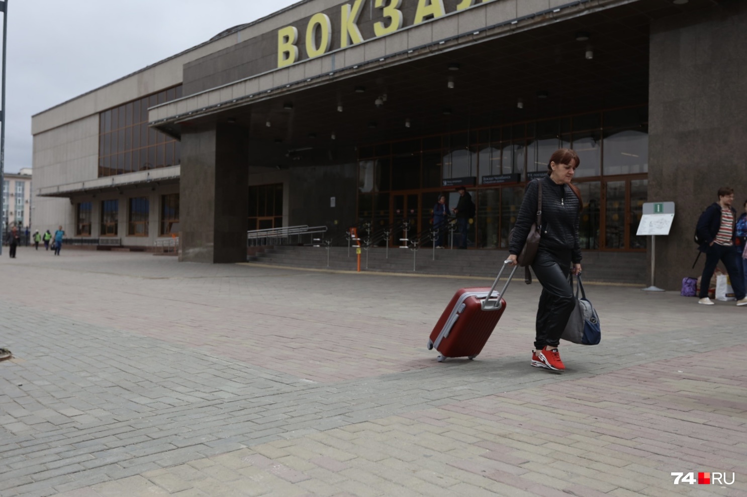 Сотни пассажиров прибывают на железнодорожный вокзал Челябинска ежедневно