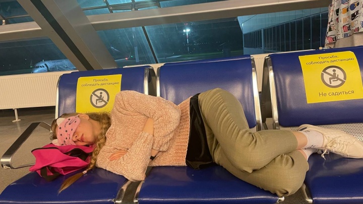«Не спали 1,5 дня»: застрявшие на юге России пассажиры самолетов рассказали, как живут в аэропорту