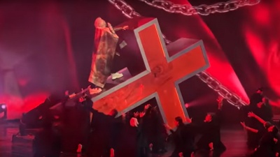 Православный бизнесмен подал миллиардный иск на Филиппа Киркорова за скандальное шоу с крестом
