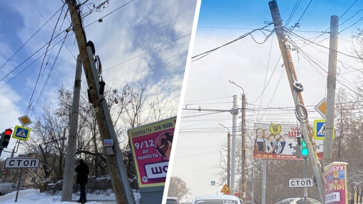 «Зацепили трактором при ремонте путей»: в Челябинске столб электросетей опасно навис над оживленной дорогой