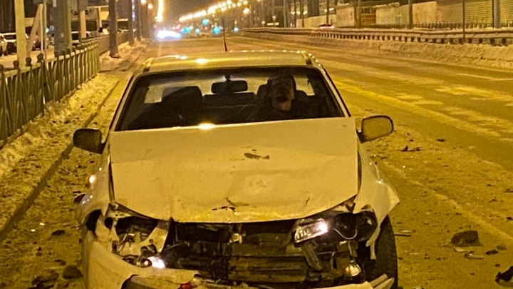 В Екатеринбурге пьяный водитель на большой скорости врезался в стоящее на перекрестке такси