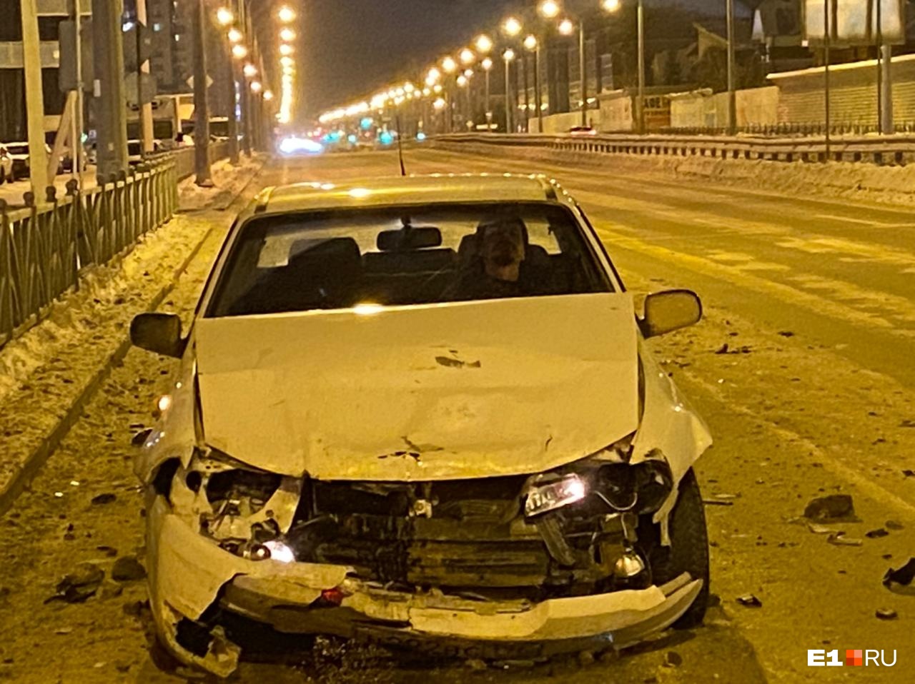 В Екатеринбурге пьяный водитель на большой скорости врезался в стоящее на перекрестке такси