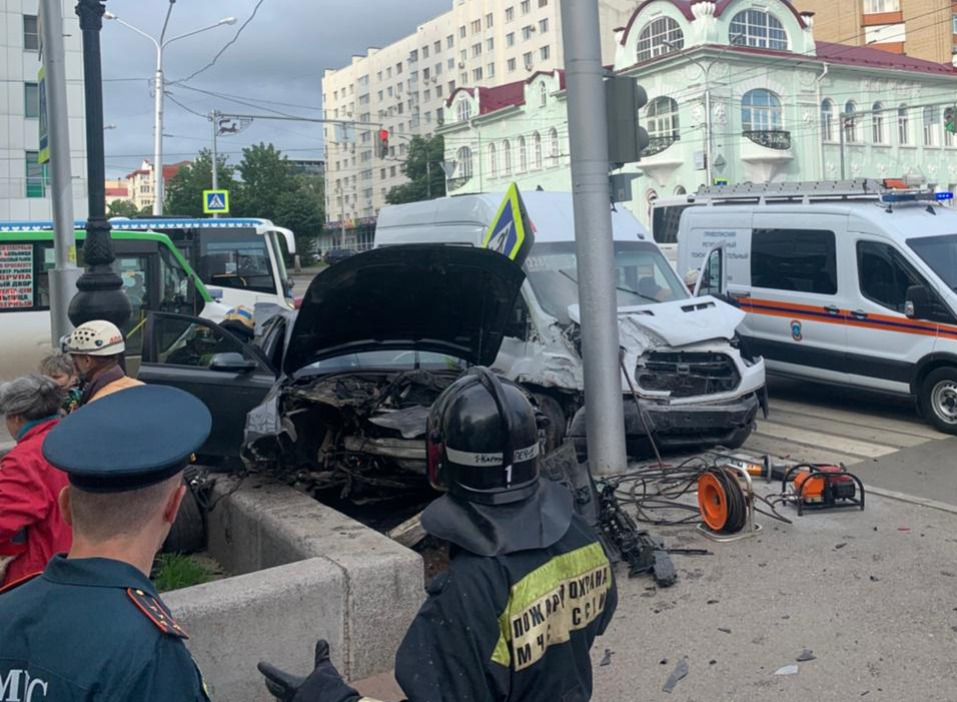 Спасатели вытаскивали пострадавших из Audi Спасатели вытаскивали пострадавших из Audi