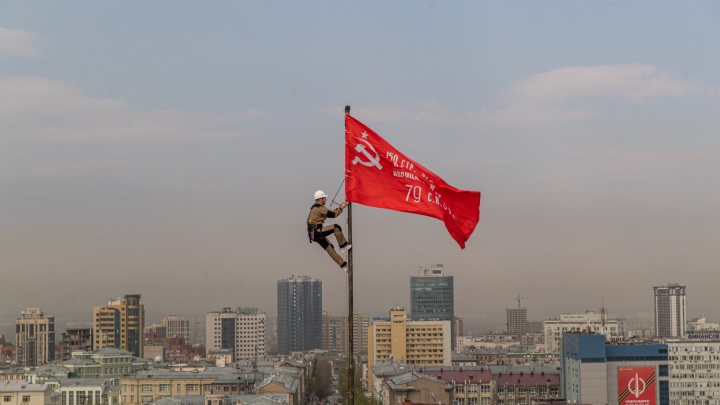 Красное знамя Победы подняли над Оперным театром в Новосибирске — фоторепортаж с высоты