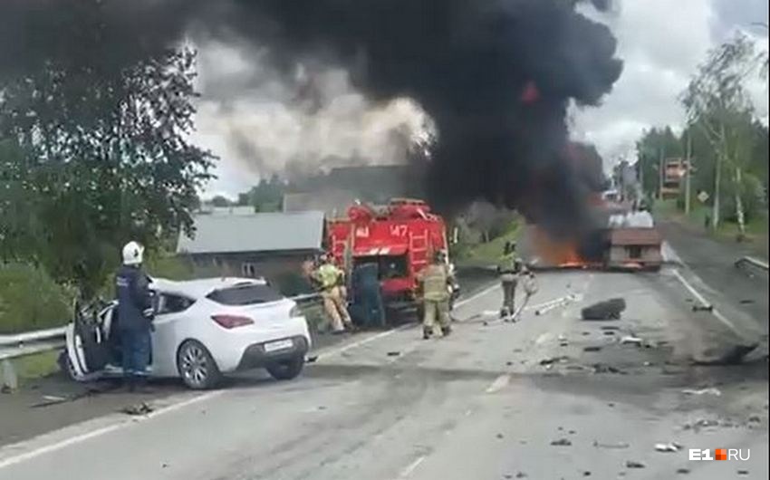 На въезде в Первоуральск Opel столкнулся на встречке с КАМАЗом. Грузовик загорелся