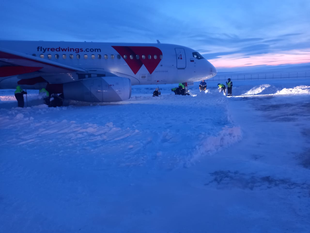 В аэропорту Норильска самолет Sukhoi Superjet 100 выкатился за пределы взлетной полосы