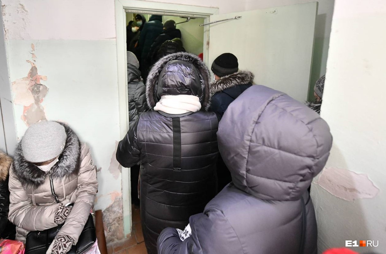 В больнице Екатеринбурга, которую отругали чиновники, объяснили, почему не справляются с нагрузкой