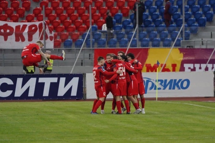 Игроки красноярской команды празднуют один из голов в ворота «Рубина»