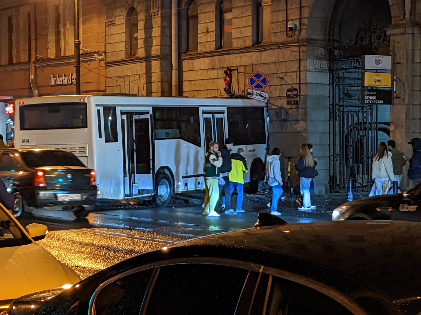 Чп санкт петербург. Петербург автобус авария. Автобус на Петроградке въехал в дом.