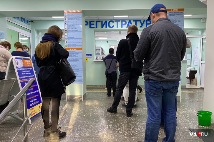 Волгоградцы жалуются на единые очереди и один на всех коридор поликлиники <nobr class="_">№ 5</nobr> Волгоградцы жалуются на единые очереди и один на всех коридор поликлиники <nobr class="_">№ 5</nobr>