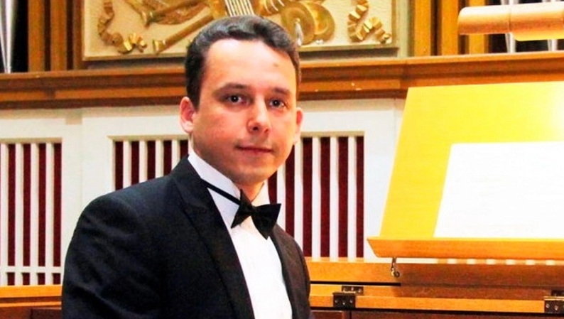 Александр Хмарный играет не только на органе, но и на клавесине