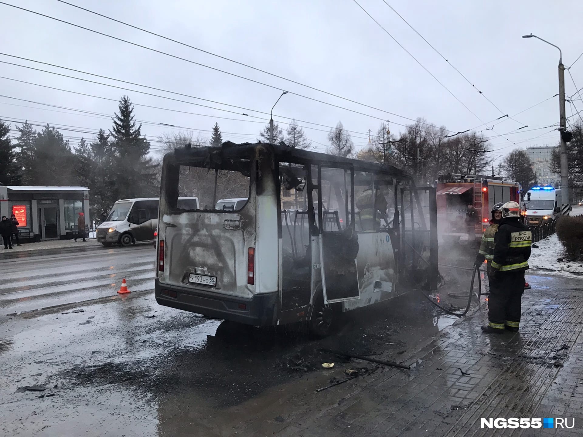 У пожарной каланчи в Омске сгорела маршрутка