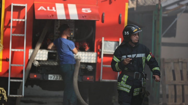 Два ребенка надышались угарным газом во время пожара в двухэтажке в Чите