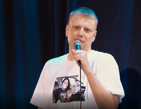 Комик из Белоруссии Слава Комиссаренко заявил, что его ищет КГБ