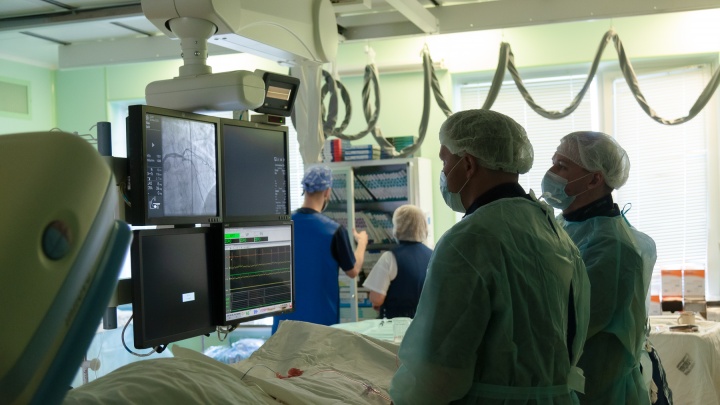 Уникальные операции: как хирурги Архангельска спасают жизни 80-летних пациентов через один прокол