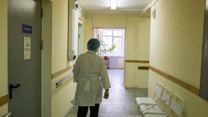 «Пандемия разбаловала»: глава ярославского здравоохранения рассказал, почему врачи не хотят работать