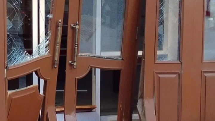 «Отвлекся на телефон». Полиция нашла водителя, который въехал в ювелирный магазин в центре Иркутска