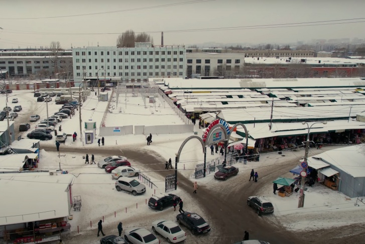 Рабочие только приступили к монтажу помещения Рабочие только приступили к монтажу помещения