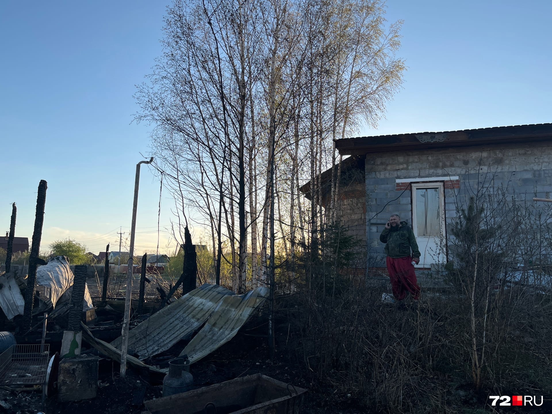 Пожарные на месте находятся больше 2 часов. Там же находятся мужчины, стараются осмотреться, что удалось спасти от пожара Пожарные на месте находятся больше 2 часов. Там же находятся мужчины, стараются осмотреться, что удалось спасти от пожара