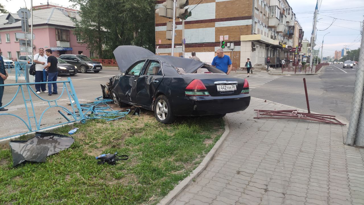 Иномарка вылетела на тротуар на перекрестке Байкальской и Донской в Иркутске