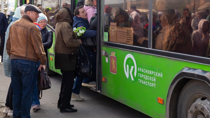 Родительский день в Красноярске: давка в автобусах и забитые парковки