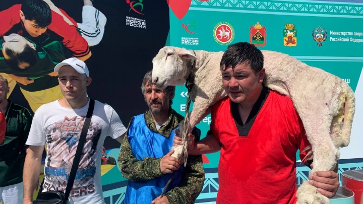 Татарстанец победил на Сабантуе в Кузбассе. Рассказываем, что он получил